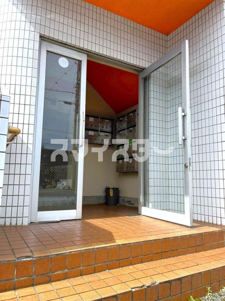 西多摩郡瑞穂町大字殿ケ谷の賃貸マンションのエントランス