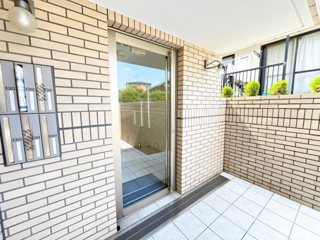 HOLLY HILLS RESIDENCE EASTのエントランス