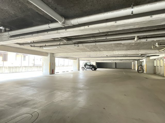 HOLLY HILLS RESIDENCE EASTの駐車場