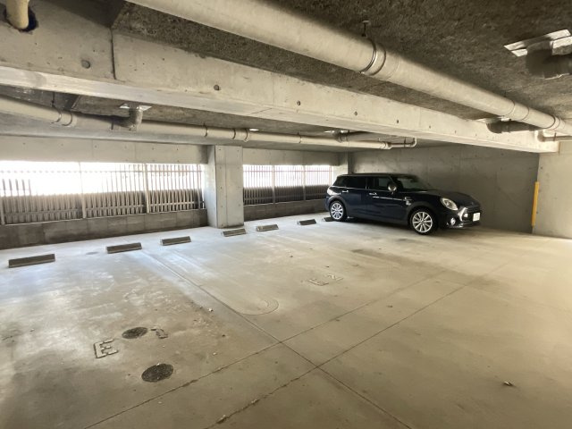 HOLLY HILLS RESIDENCE EASTの駐車場