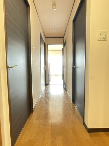 HOLLY HILLS RESIDENCE EASTの玄関