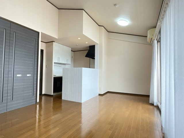 HOLLY HILLS RESIDENCE EASTの居間・リビング