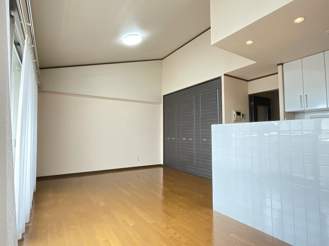 HOLLY HILLS RESIDENCE EASTの居間・リビング