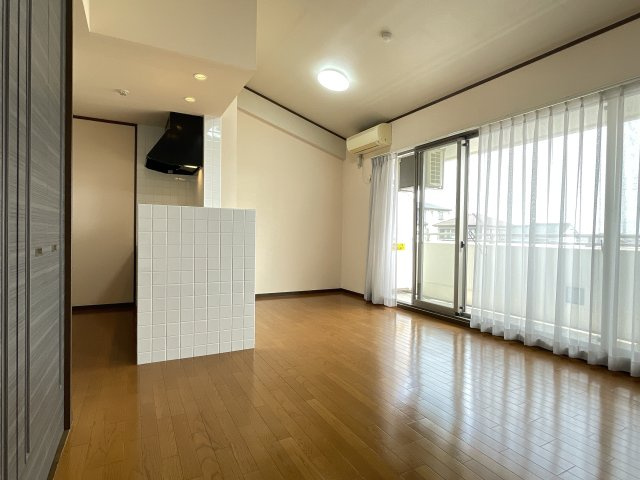 HOLLY HILLS RESIDENCE EASTの居間・リビング