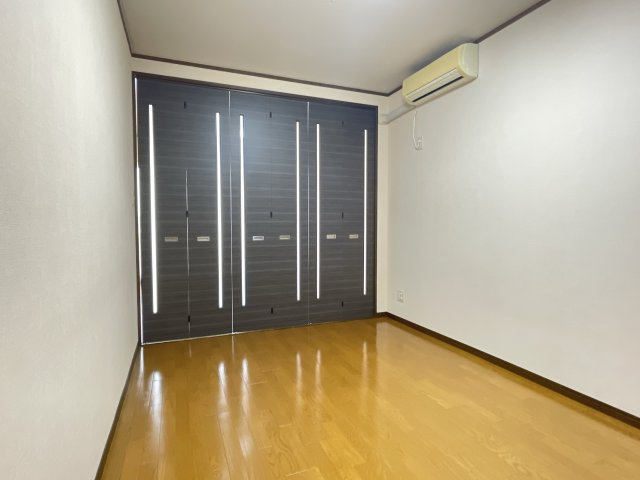 HOLLY HILLS RESIDENCE EASTの洋室