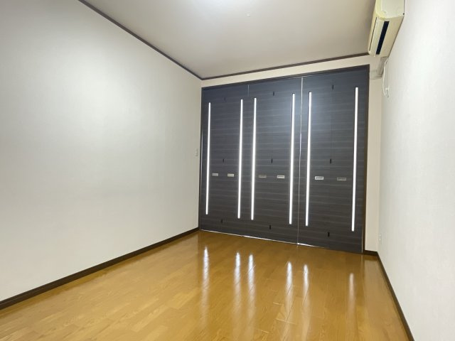 HOLLY HILLS RESIDENCE EASTの洋室