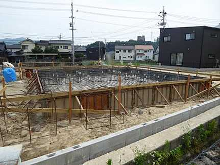 安佐北区深川１丁目の前面道路含む現地写真
