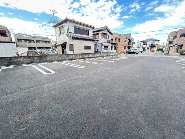 レジデンス尾上町の駐車場