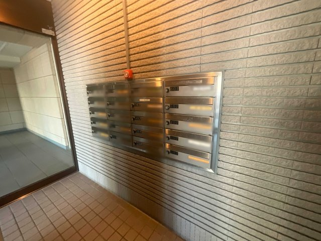 【郵便ポスト】 共用部には見やすく整理された集合ポストを設置。