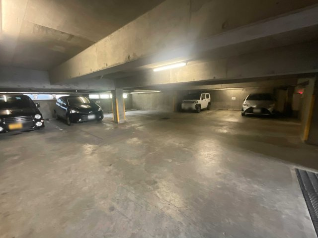 【駐車場】 敷地内には平面駐車場と地下駐車場を備え、天候に左右されにくいカーライフを実現。