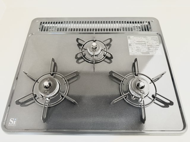 葵西 第4のキッチン|3口コンロが完備されており、一度に沢山のお料理が作れ家事時短ができちゃいますよ♪