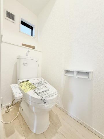 葵西 第4のトイレ|清潔感ある白で統一されたトイレは、各階に設置されておりますので朝の混雑を回避できます！