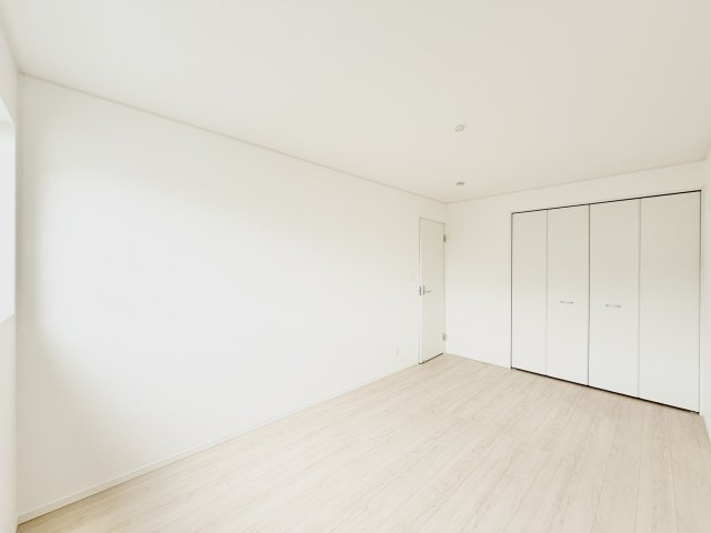 葵西 第4の洋室|2階 約7.5帖の洋室はとても広々して収納も備わっておりますので、主寝室にいかがでしょうか。