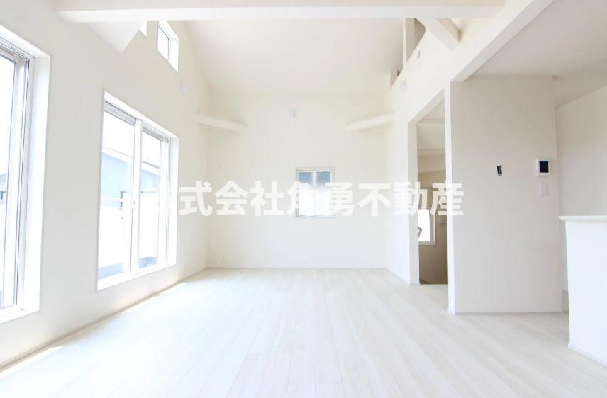 伊勢原市高森台1丁目　新築一戸建て　2号棟の内観：施工例|《施工例》リビング