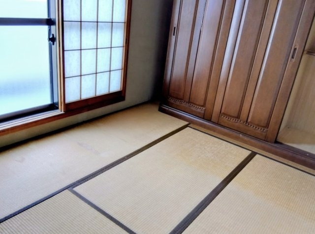 エンゼルハイム香貫第2　沼津市下香貫善太夫の和室|障子から優しい光が差し込む和室です。大型の木製収納も備わり、寝室や客間として多用途に使える寛ぎの空間です。