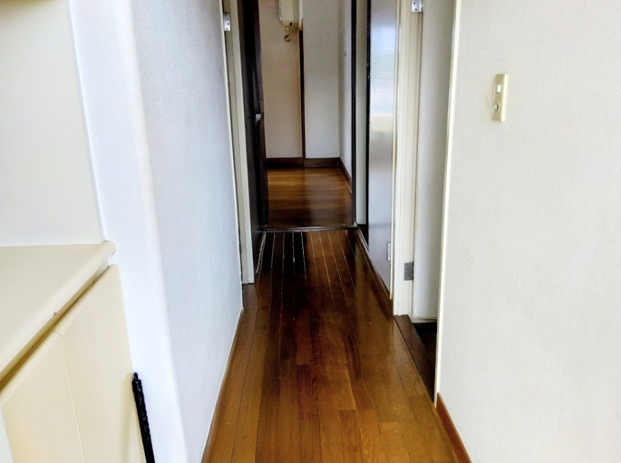 エンゼルハイム香貫第2　沼津市下香貫善太夫のその他共用部分|深みのある木目が美しいフロ－リングです。奥へと続く廊下が、奥行きと開放感を演出する落ち着いた住空間です。