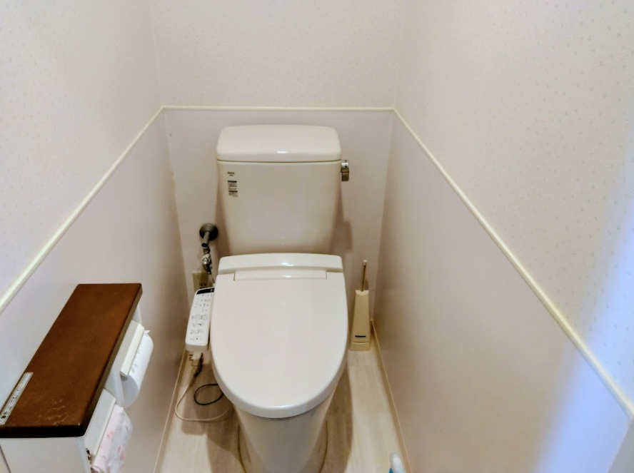 エンゼルハイム香貫第2　沼津市下香貫善太夫のトイレ|白を基調とした清潔感あるトイレです。温水洗浄便座や小物が置ける便利なペ－パ－ホルダ－付きです。