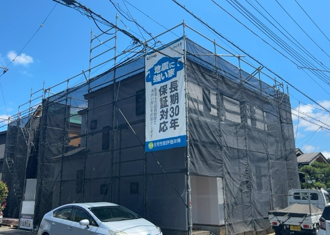【バルコニー】 | バルコニーは、室外の専用スペースのうち、「屋根がなく開放された空間」であるものを指します。ベランダより広いタイプのものが多く、日当たりもよいため家庭菜園などを楽しみたい人にとって適した環境となります。