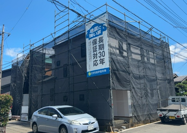 【玄関】 | 玄関は家の顔でもあり、家族以外の目にも止まる場所です。玄関は外との間を仕切る扉、靴などをしまっておく収納スペース、靴脱ぎのたたきスペース、来客とのやり取りをするドアホンなど複数のアイテムからなります。