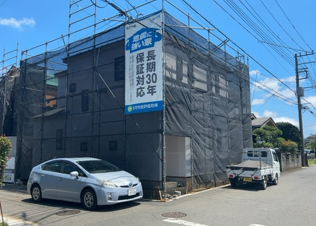 【構造・工法・仕様】 | 木造住宅とは土台、壁、柱など建築物の強度を支える構造体の材に木が使用されている構造を指します。構造体は建物の自重を支えるだけではなく風圧や水圧、積裁荷重などあらゆる衝撃に耐えるための基礎です。