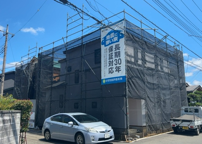 【構造・工法・仕様】 | ベタ基礎とは、柱の位置に関係なく全体に基礎がある事を指し、面積が大きい分建物の重さを全体に分散できます。また、地面からの湿気や害虫を遮断でき、木造住宅で心配されるシロアリ被害を防ぐ効果も期待できます。