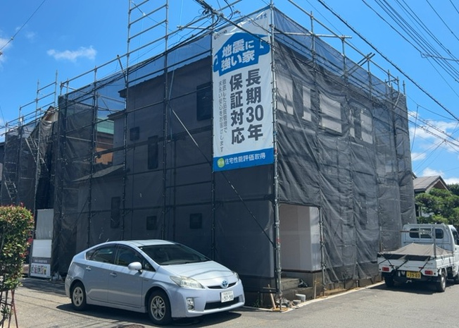 【外観】 | 現地に行くなら、物件の周囲の地形がどうなっているかを見ることも大切です。周辺より低くなっている土地では、大雨などで水が集まりやすいため、地盤が弱くなっているということも考えられるため、注意が必要です。
