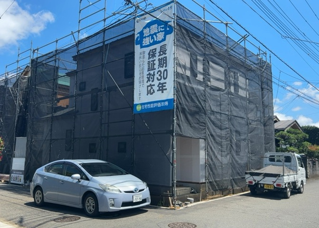 【前面道路含む現地写真】 | 道幅が狭い場所は比較的土地の値段が低いことが多く、また交通量が少ないため騒音が少なく静かな環境で過ごせます。また、小さいお子様がいるご家庭も安心です。一方で車の駐車が難しいというデメリットもあります。