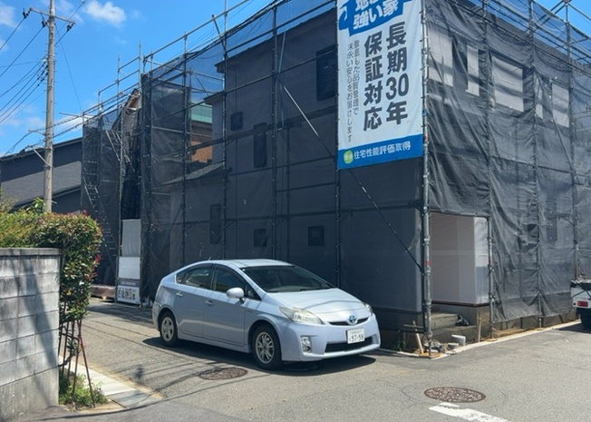 【駐車場】 | 車一台あたりに必要なスペースは、標準サイズの普通自動車で横幅2m50cm、長さ5mは必要になります。ただし、乗降のことも考慮して横幅3m30cm、長さ5m50cmほどは確保できるところを選びましょう。