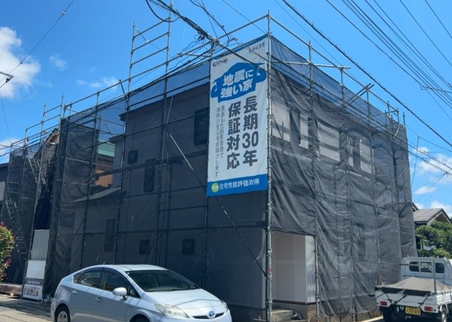 【外観】 | 現在は上棟となっています。現地をご見学に行く際は、道路の幅や周辺の交通量、施設などをご確認頂くことをおすすめします！ある程度イメージをつけたいという場合は、同売主の施工事例や完成パースもお見せします。