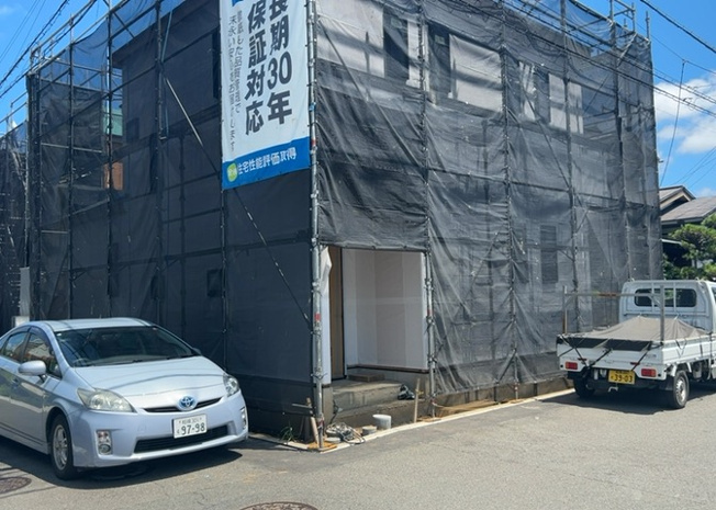 【玄関】 | 玄関は、狭すぎると複数人で使いにくく、広すぎても無駄な空間になりがちです。最低2畳を目安にして、家の広さとの兼ね合いや家族の人数を考慮して決めるとよいでしょう。現地を見学して快適な玄関を選びましょう！