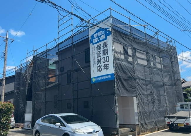 【冷暖房・空調設備】 | 基礎パッキング工法とは、床下の換気確保のため基礎と土台の間に緩衝材を挟み込む工法です。土台の下に数十センチの間隔で設置されるため、全体的な隙間が生まれます。床下換気口に比べて高い通気性が確保されます。