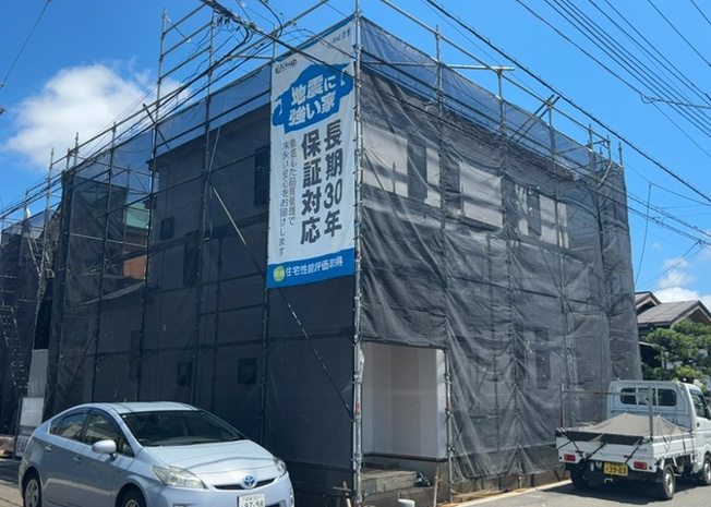 【前面道路含む現地写真】 | 住宅用の土地では前面道路に2m以上接していなければならないと法律で定められています。しかし、お持ちの車のサイズやライフスタイルなどにより、2mでは利便が悪い場合もございますので、事前に確認しましょう。