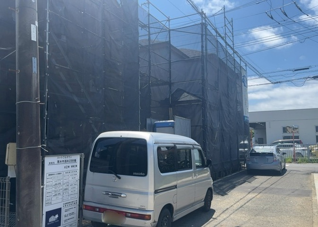 【前面道路含む現地写真】 | 道幅が狭い場所は比較的土地の値段が低いことが多く、また交通量が少ないため騒音が少なく静かな環境で過ごせます。また、小さいお子様がいるご家庭も安心です。一方で車の駐車が難しいというデメリットもあります。