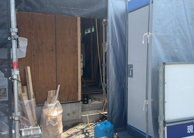 【玄関】 | 玄関は、狭すぎると複数人で使いにくく、広すぎても無駄な空間になりがちです。最低2畳を目安にして、家の広さとの兼ね合いや家族の人数を考慮して決めるとよいでしょう。現地を見学して快適な玄関を選びましょう！