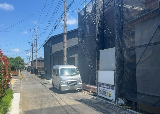 【前面道路含む現地写真】 | 住宅用の土地では前面道路に2m以上接していなければならないと法律で定められています。しかし、お持ちの車のサイズやライフスタイルなどにより、2mでは利便が悪い場合もございますので、事前に確認しましょう。