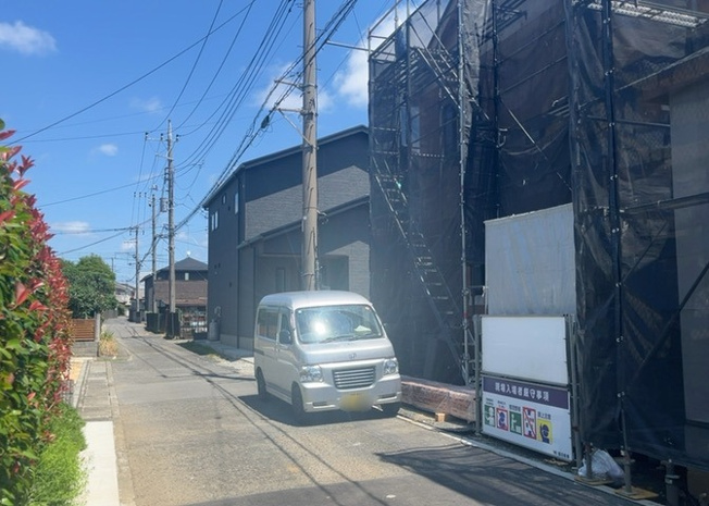 【前面道路含む現地写真】 | お持ちの車種によっては前面道路が広い方が便利でしょう。しかし、前面道路が広ければその分交通量が多くなるため、騒音などが気になる場合があります。実際に現地を見学し、周辺交通量や騒音などを確認しましょう！