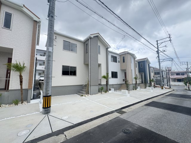 宜野湾市嘉数（全8棟）E号棟の外観|E号棟　並列駐車3台可♪オシャレな植栽付き♪