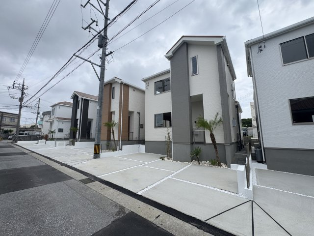 宜野湾市嘉数（全8棟）E号棟の外観|E号棟　並列駐車3台可♪オシャレな植栽付き♪