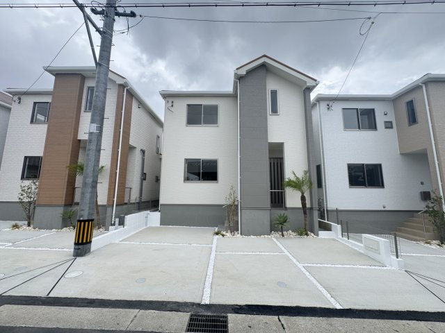 宜野湾市嘉数（全8棟）E号棟の外観|E号棟　並列駐車3台可♪オシャレな植栽付き♪