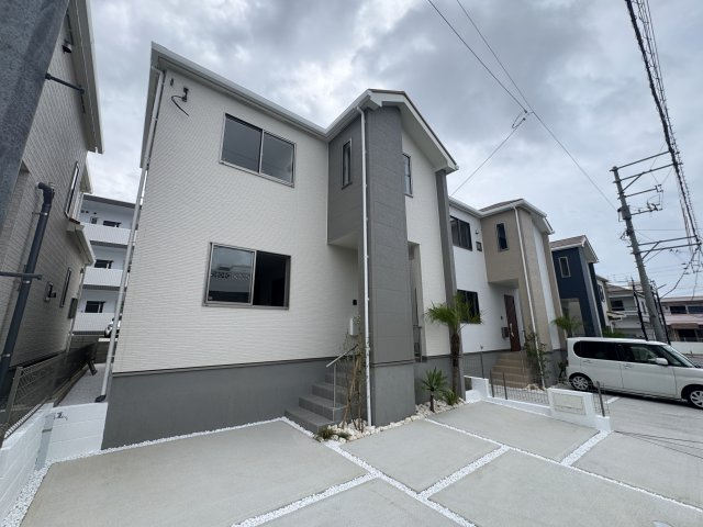 宜野湾市嘉数（全8棟）E号棟の外観|E号棟　並列駐車3台可♪オシャレな植栽付き♪