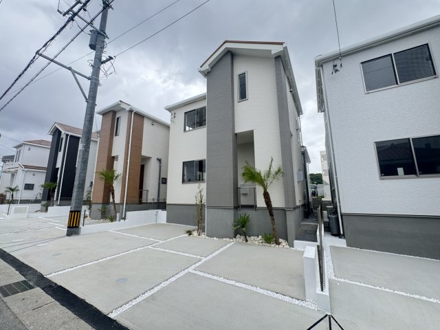 宜野湾市嘉数（全8棟）E号棟の外観|E号棟　並列駐車3台可♪オシャレな植栽付き♪