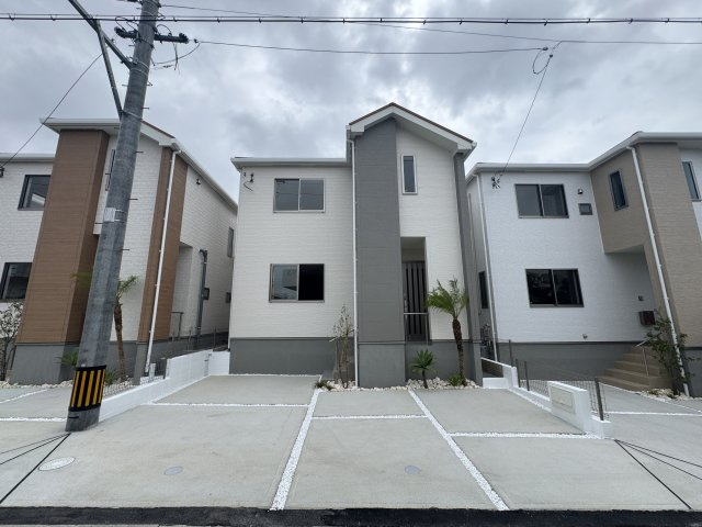 宜野湾市嘉数（全8棟）E号棟の外観|E号棟　並列駐車3台可♪オシャレな植栽付き♪
