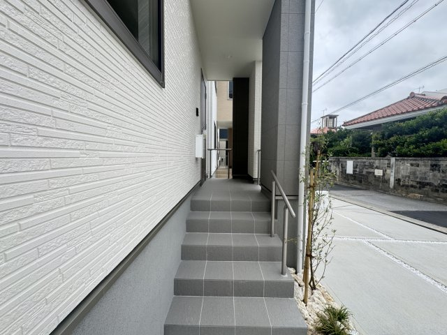 宜野湾市嘉数（全8棟）E号棟のエントランス|E号棟　オシャレなエントランス♪