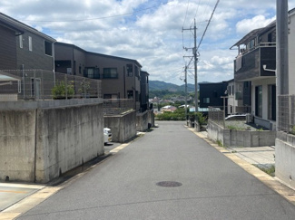 【前面道路含む現地写真】 | 東広島市西条町田口　最終1棟 | 南東側から撮影した前面道路。周辺は落ち着いた戸建が立ち並ぶ、見通しの良い閑静な住宅街です。道路幅員が確保されているため、視認性が高く、お車の出し入れや対向車とのすれ違いも比較的スムーズに行えます。
