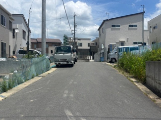 【前面道路含む現地写真】 | 東広島市西条町田口　最終1棟 | 物件へと続くアプローチ部分。周囲には新しい住街区が形成されており、すっきりとした街並みです。周辺に大きな遮蔽物がなく、空が広く感じられる開放的な立地環境であることも現地で確認できる特徴です。