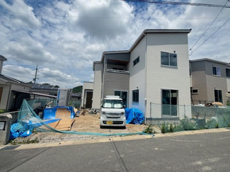 【外観】 | 東広島市西条町田口　最終1棟 | 正面から見た建物外観。1階・2階ともに南東側に開口部が設けられており、室内の採光に配慮された設計です。並列駐車が可能な広さがあり、前面道路との高低差も少ないためスムーズに駐車できます。