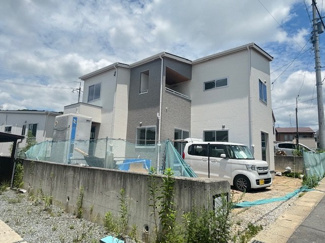 【外観】 | 東広島市西条町田口　最終1棟 | 南側斜めから見上げた外観。立体感のあるモダンなフォルムで、2階部分にはインナーバルコニー風の物干しスペースが確認できます。敷地の境界線や道路との位置関係も分かりやすい角地風の配置です。