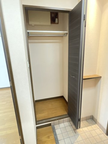 HOLLY HILLS RESIDENCE EASTの収納