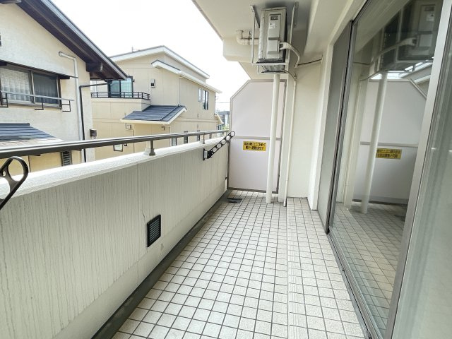 HOLLY HILLS RESIDENCE EASTのバルコニー