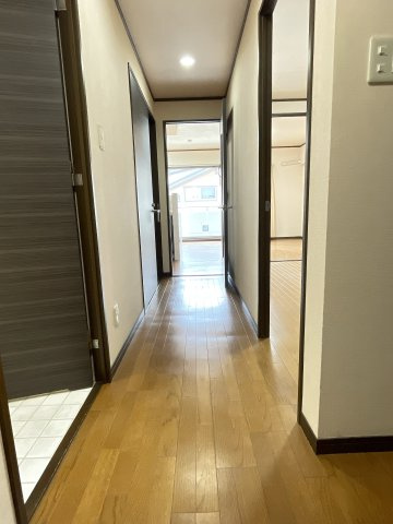 HOLLY HILLS RESIDENCE EASTの玄関